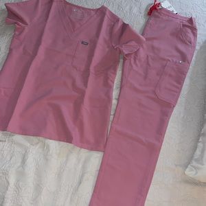 BRAND NEW FIGS:Limited Ed (CHALK PINK) SIZE:S